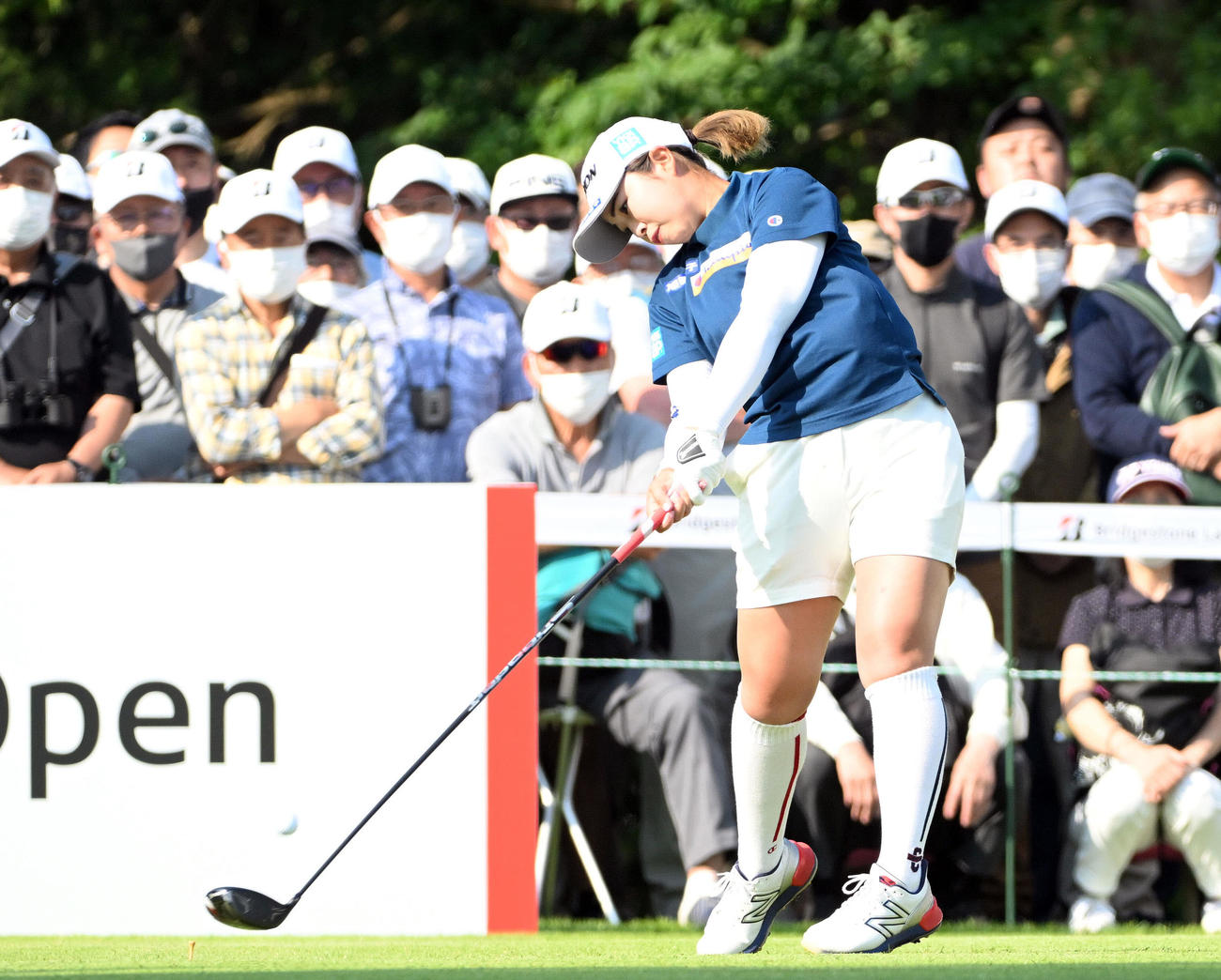 10番、ティーショットを放つ山下（撮影・滝沢徹郎）