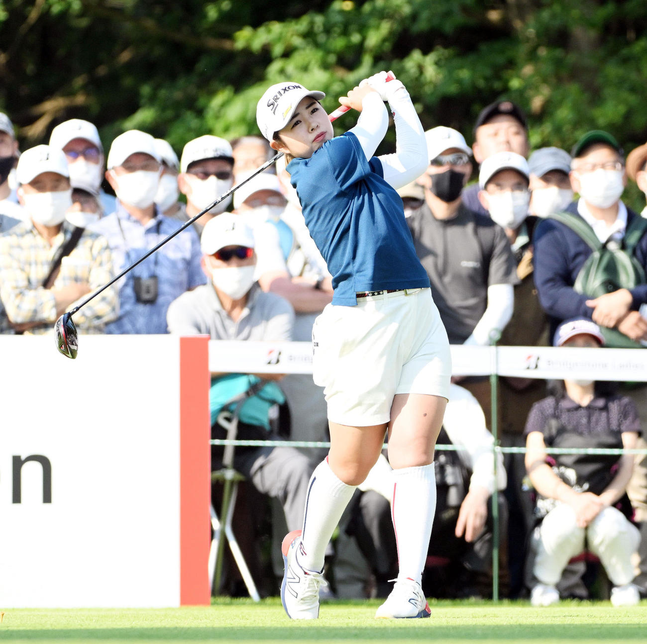 10番、ティーショットを放つ山下（撮影・滝沢徹郎）