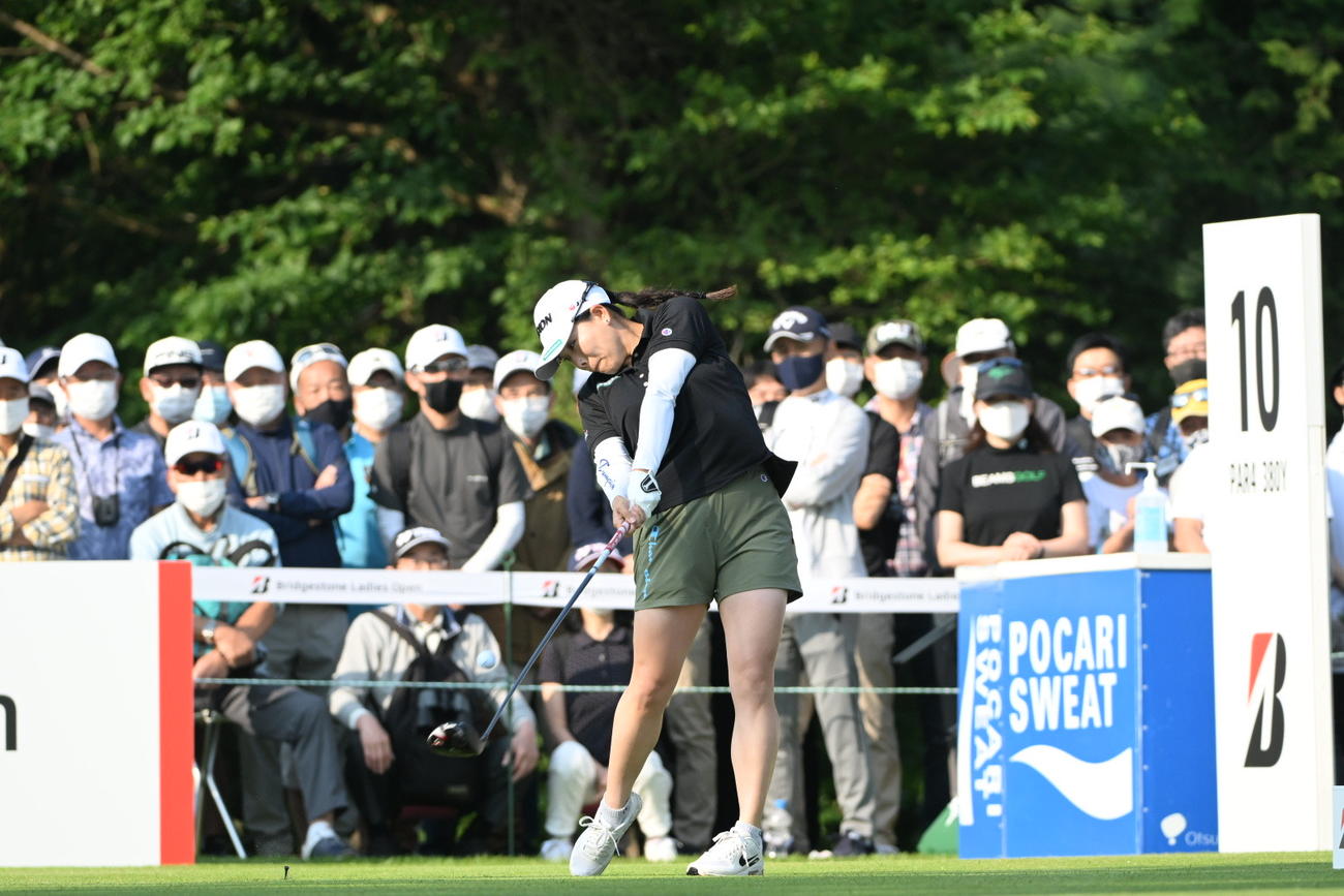 10番、ティーショットを放つ勝みなみ（撮影し滝沢徹郎）