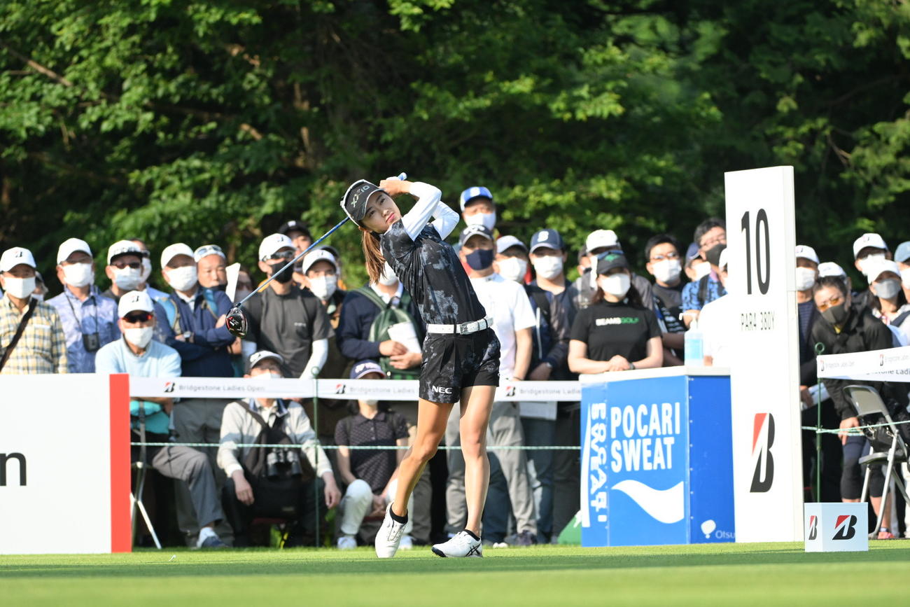 10番、ティーショットを放つ安田祐香（撮影・滝沢徹郎）