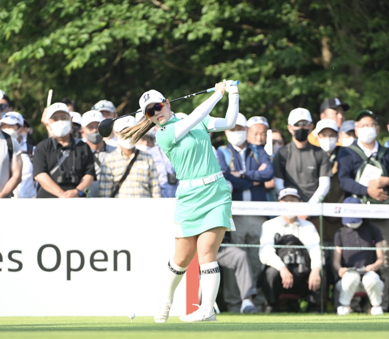 10番、ティーショットを放つ吉田優利（撮影・滝沢徹郎）