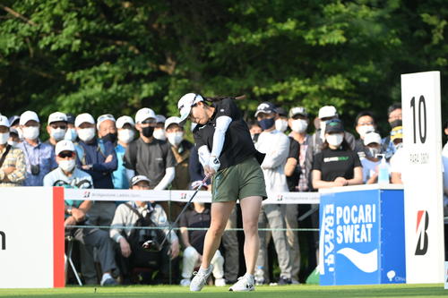 10番、ティーショットを放つ勝みなみ（撮影し滝沢徹郎）