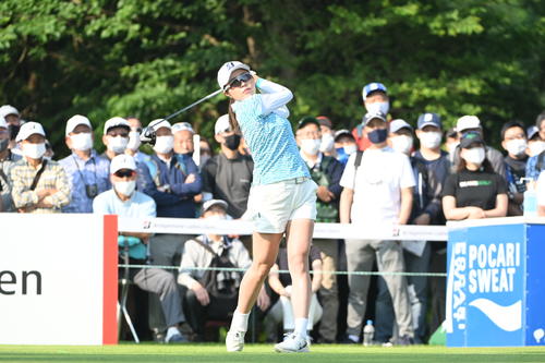 10番、ティーショットを放つ大里桃子（撮影・滝沢徹郎）