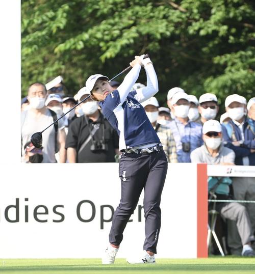 10番、ティーショットを放つ西郷真央（撮影・滝沢徹郎）