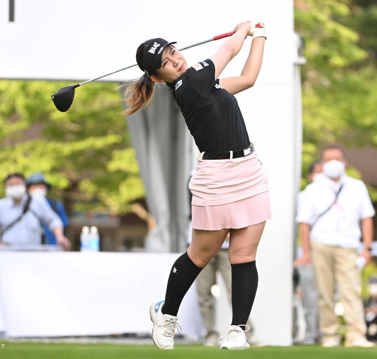 1番、ティーショットを放つ吉本（撮影・滝沢徹郎）