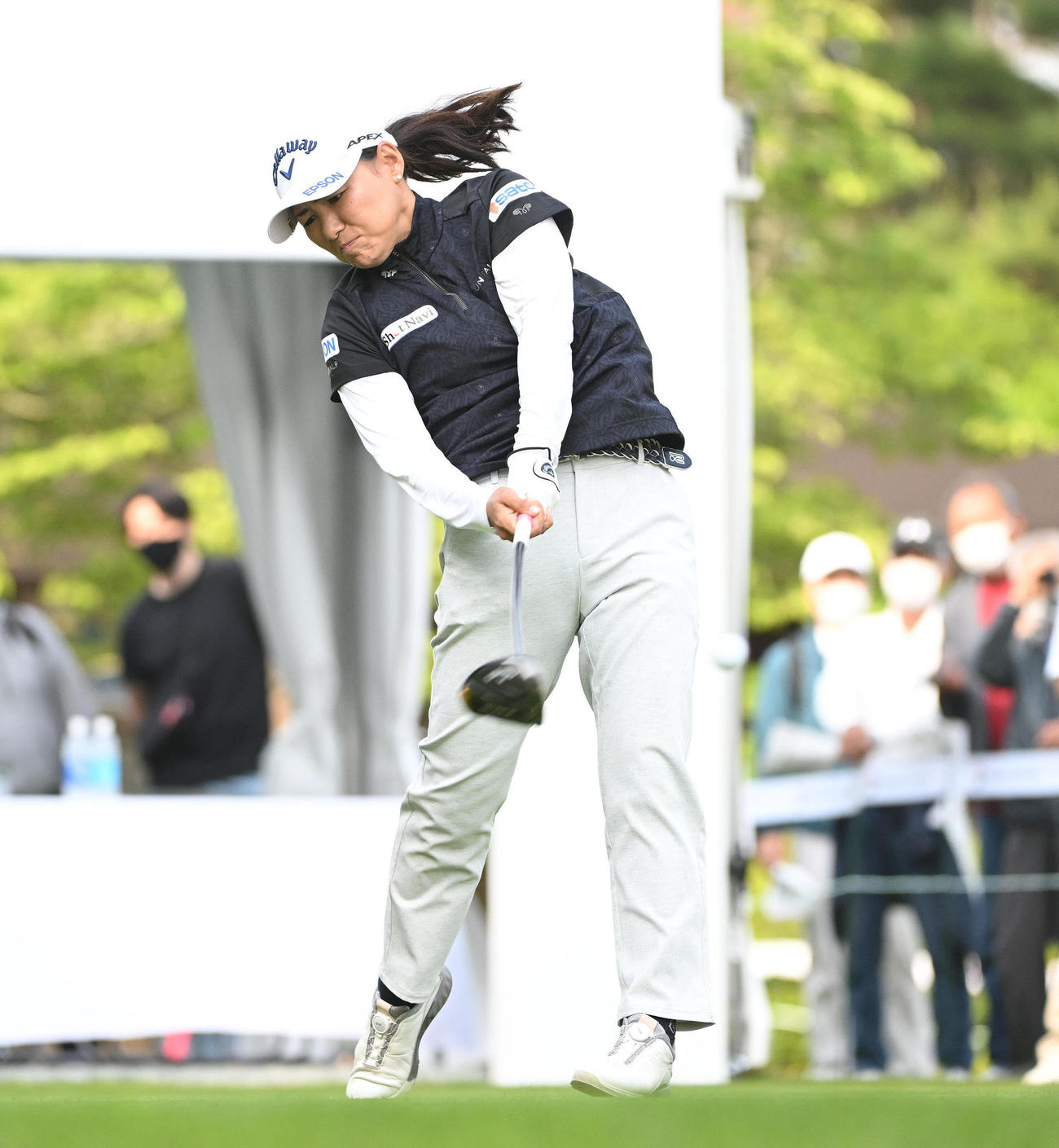 1番、ティーショットを放つ横峯（撮影・滝沢徹郎）