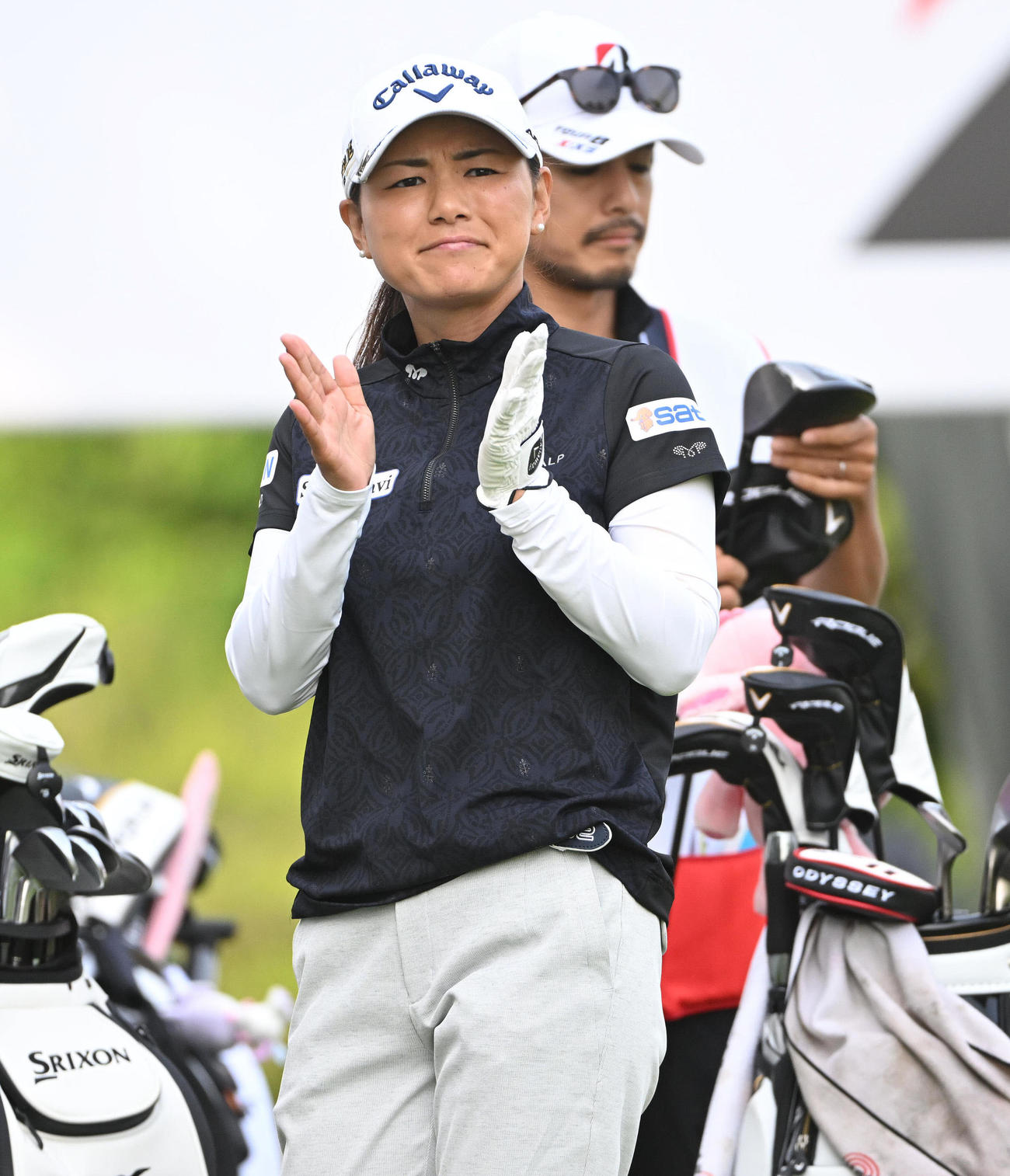 1番、拍手する横峯（撮影・滝沢徹郎）