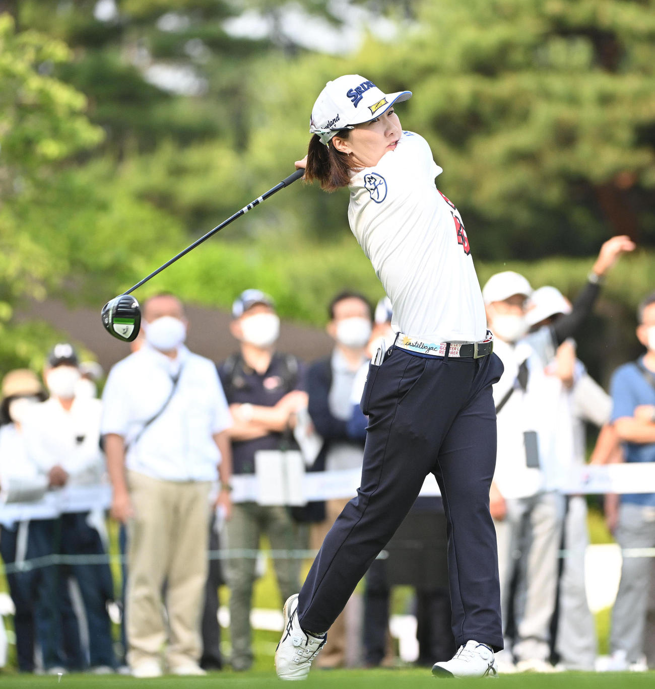 1番、ティーショットを放つ石川（撮影・滝沢徹郎）