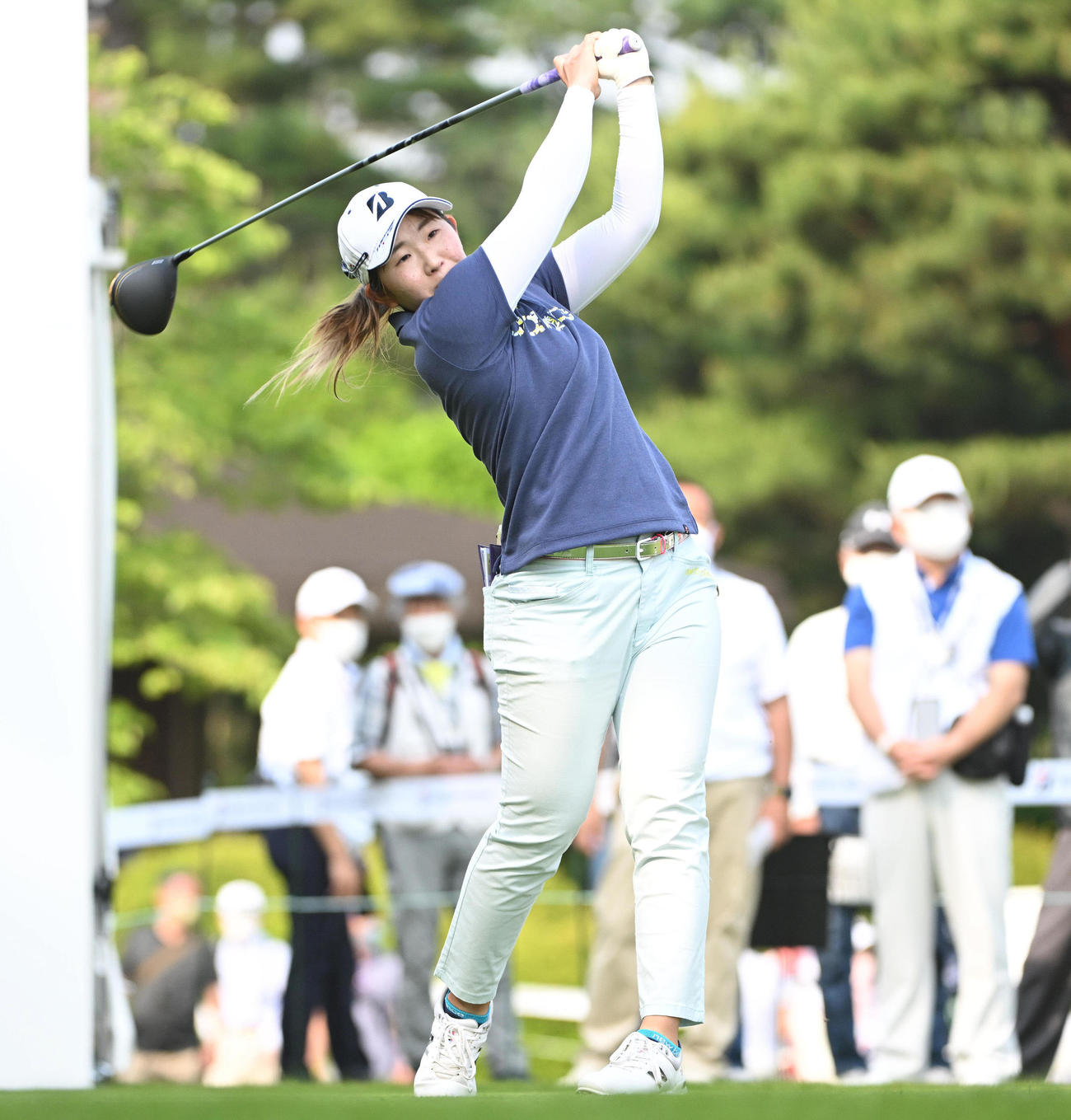 1番、ティーショットを放つ工藤優（撮影・滝沢徹郎）