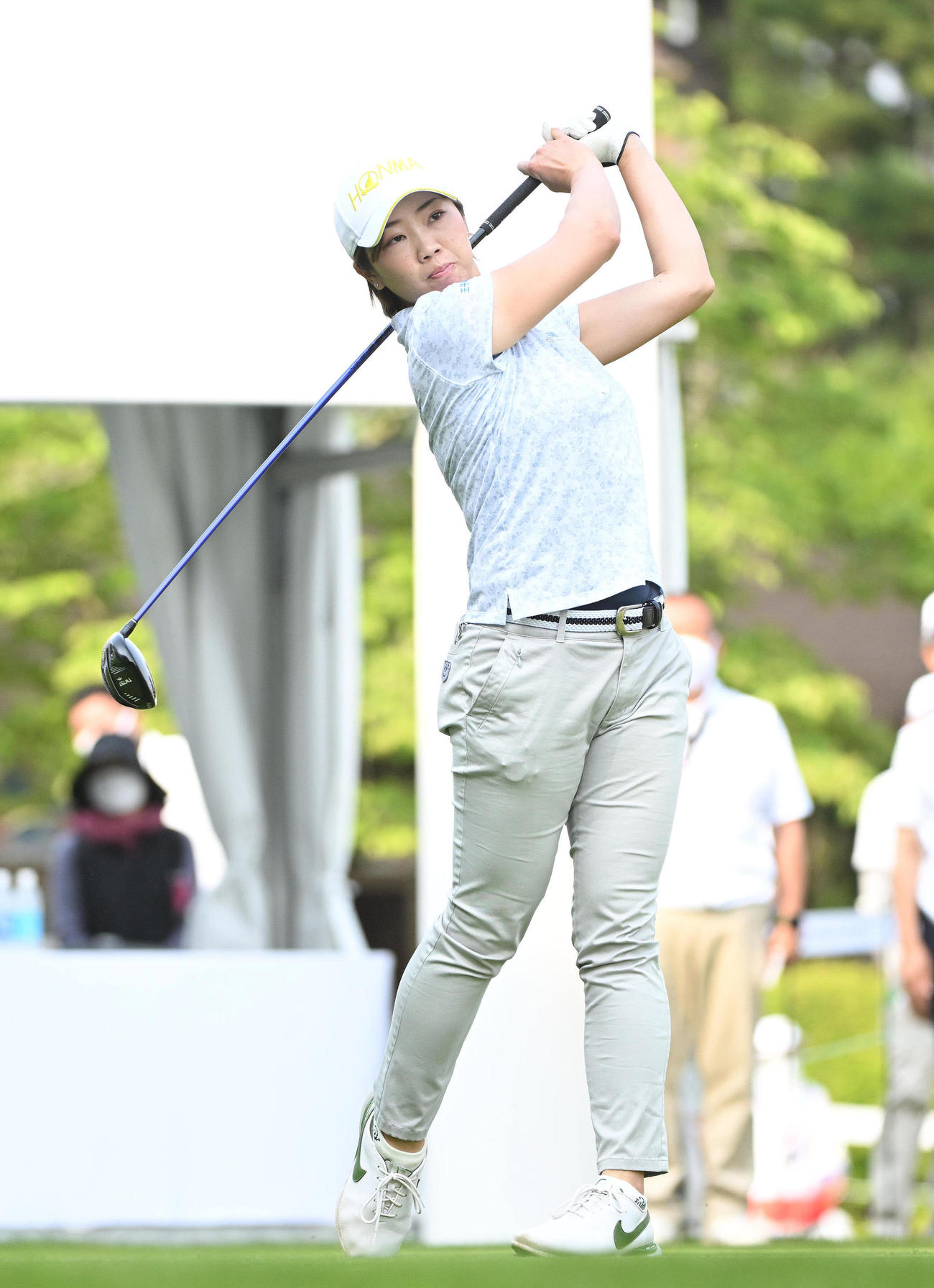 1番、1番、ティーショットを放つ葭葉（撮影・滝沢徹郎）