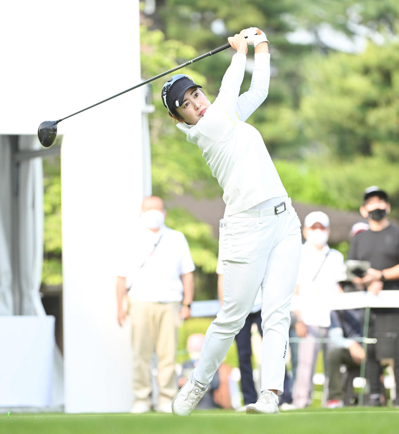 1番、ティーショットを放つ天本（撮影・滝沢徹郎）