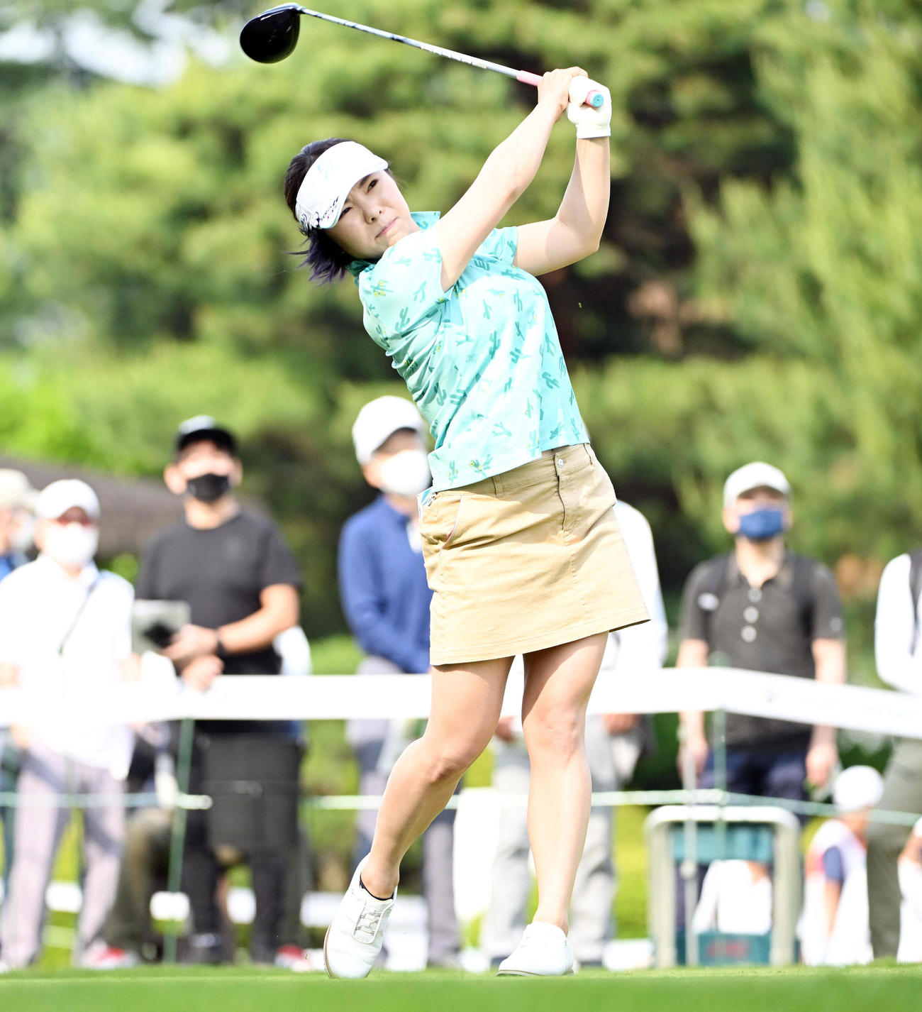 1番、ティーショットを放つ堀奈（撮影・滝沢徹郎）