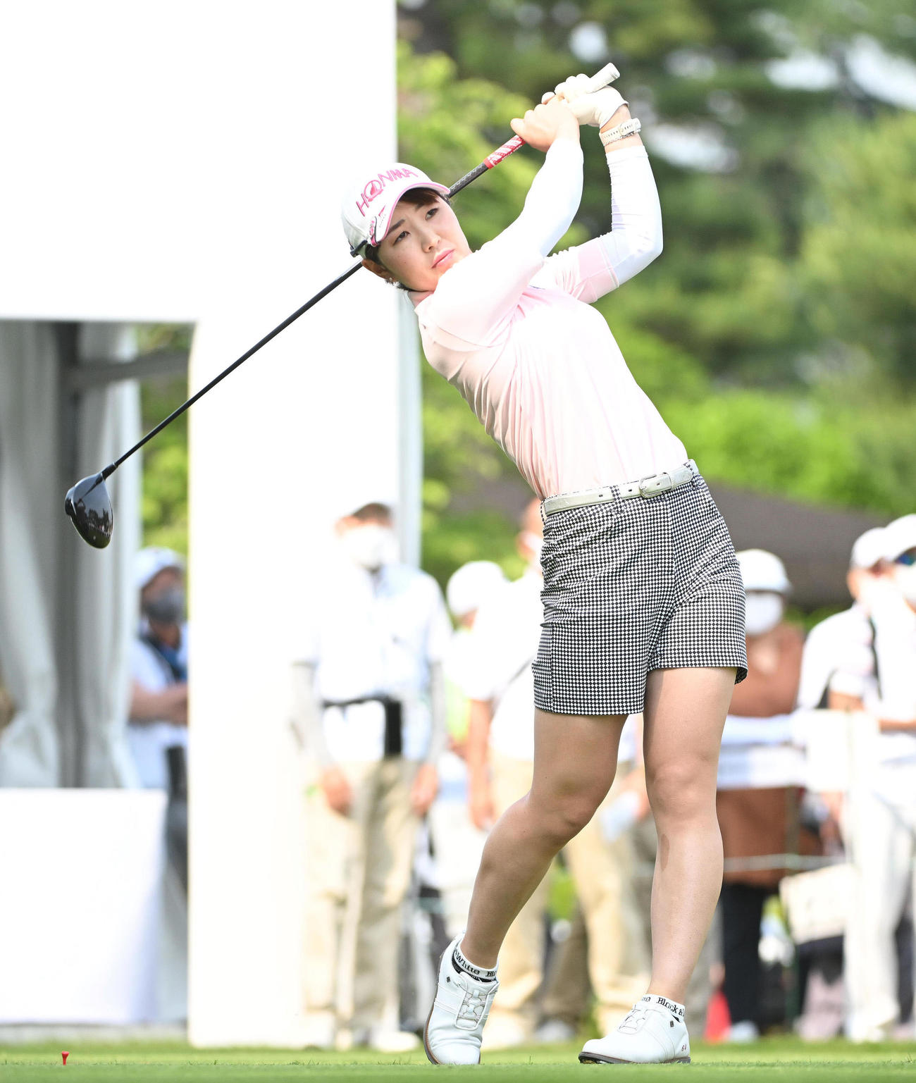 1番、ティーショットを放つ蛭田（撮影・滝沢徹郎）