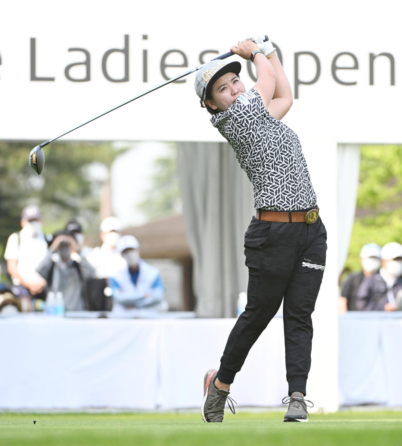 1番、ティーショットを放つ山城（撮影・滝沢徹郎）