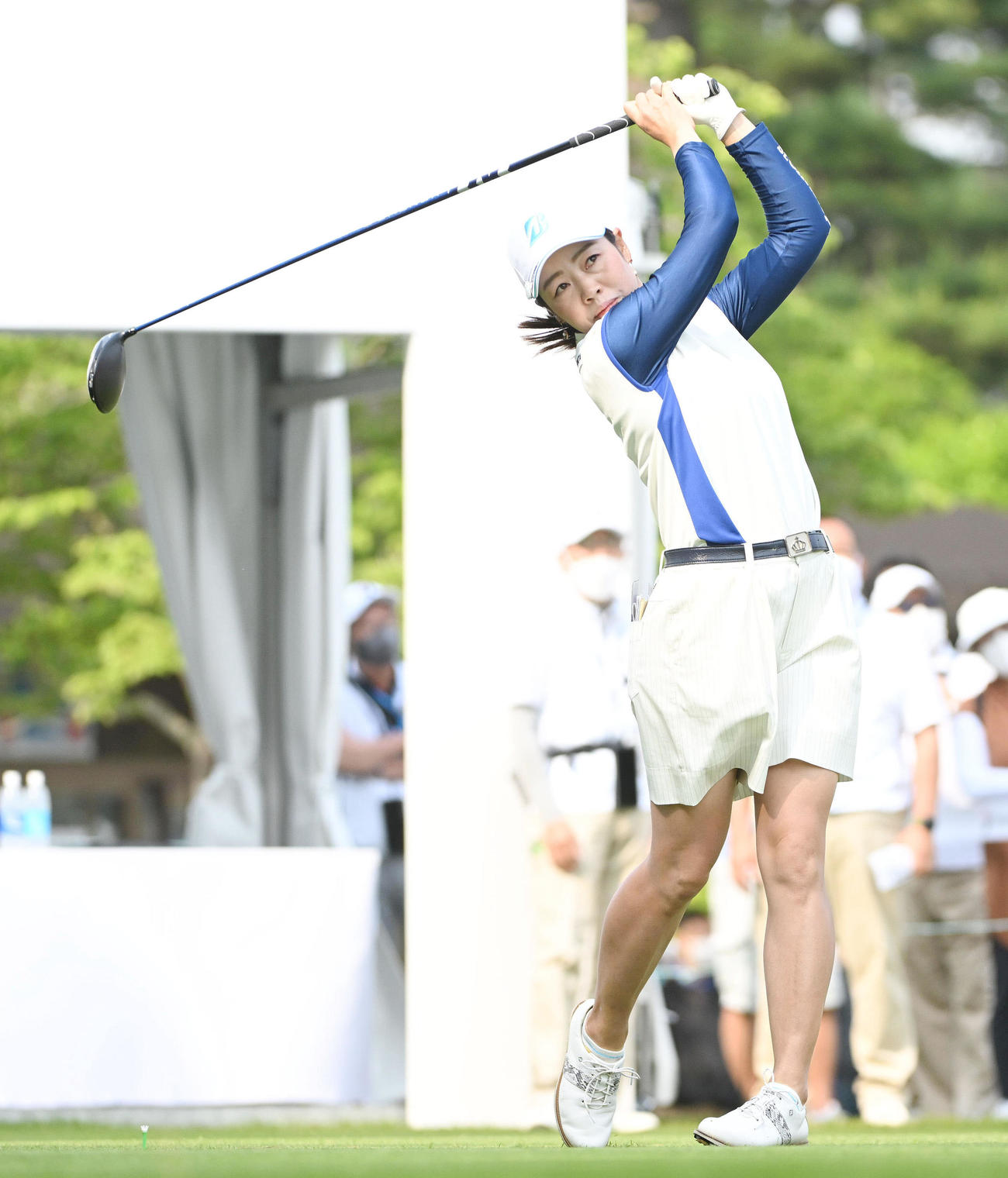 1番、ティーショットを放つ西山（撮影・滝沢徹郎）