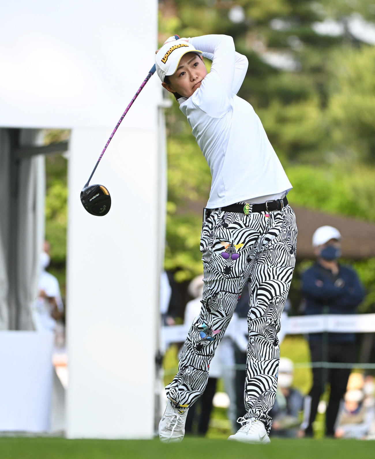 1番、ティーショットを放つ西木（撮影・滝沢徹郎）