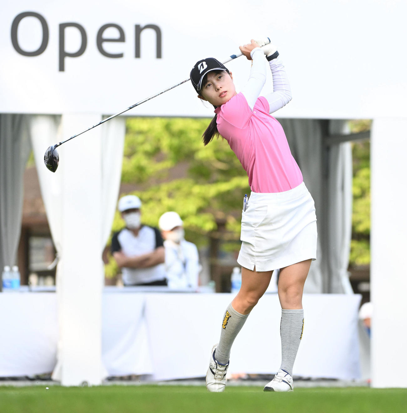 1番、ティーショットを放つ森（撮影・滝沢徹郎）