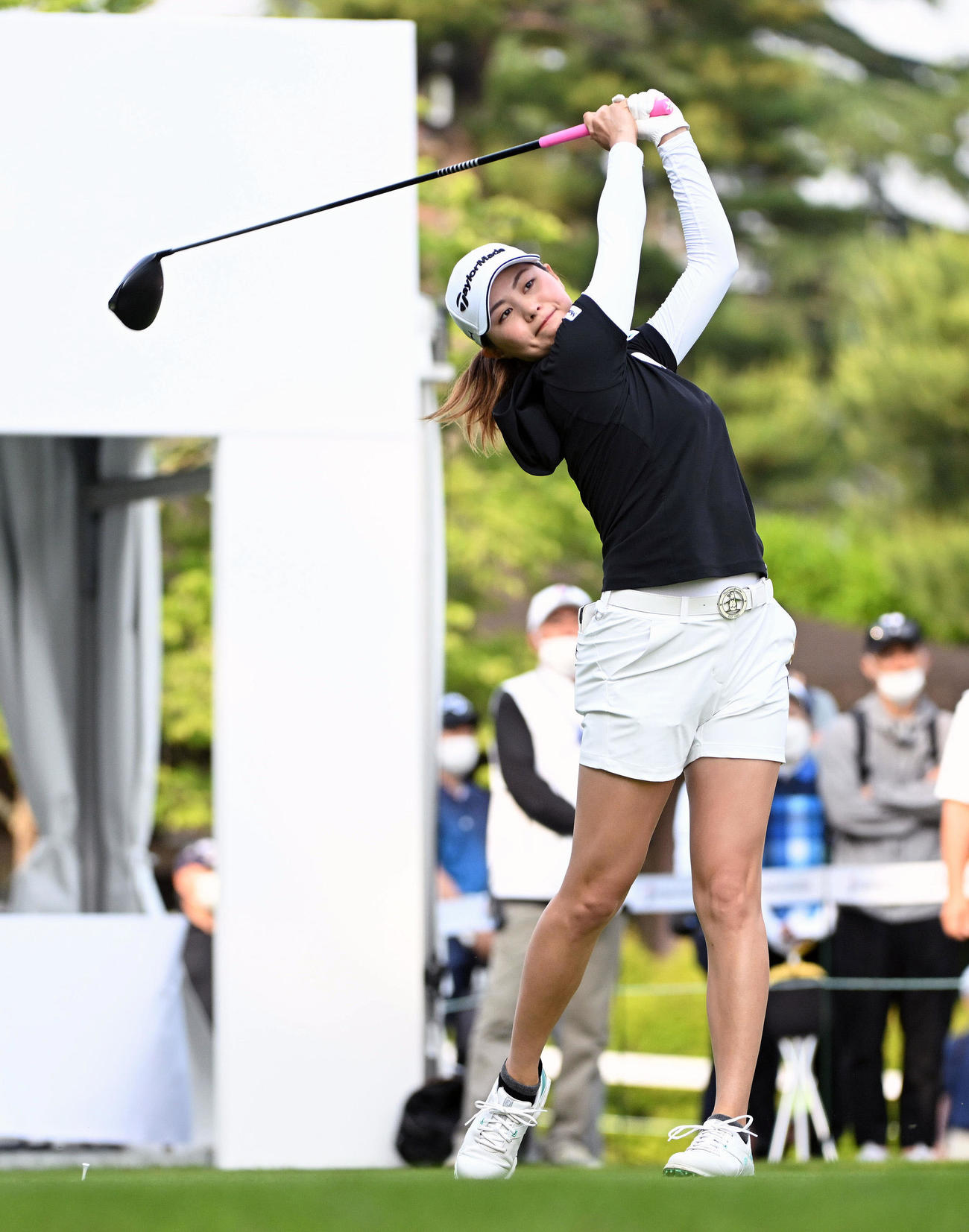 1番、ティーショットを放つ新垣（撮影・滝沢徹郎）