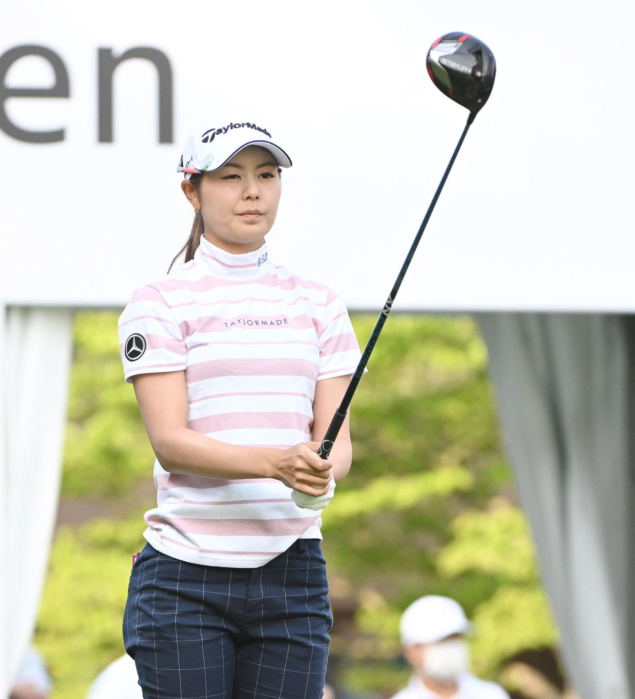 1番、ティーショットを放つ松森（撮影・滝沢徹郎）