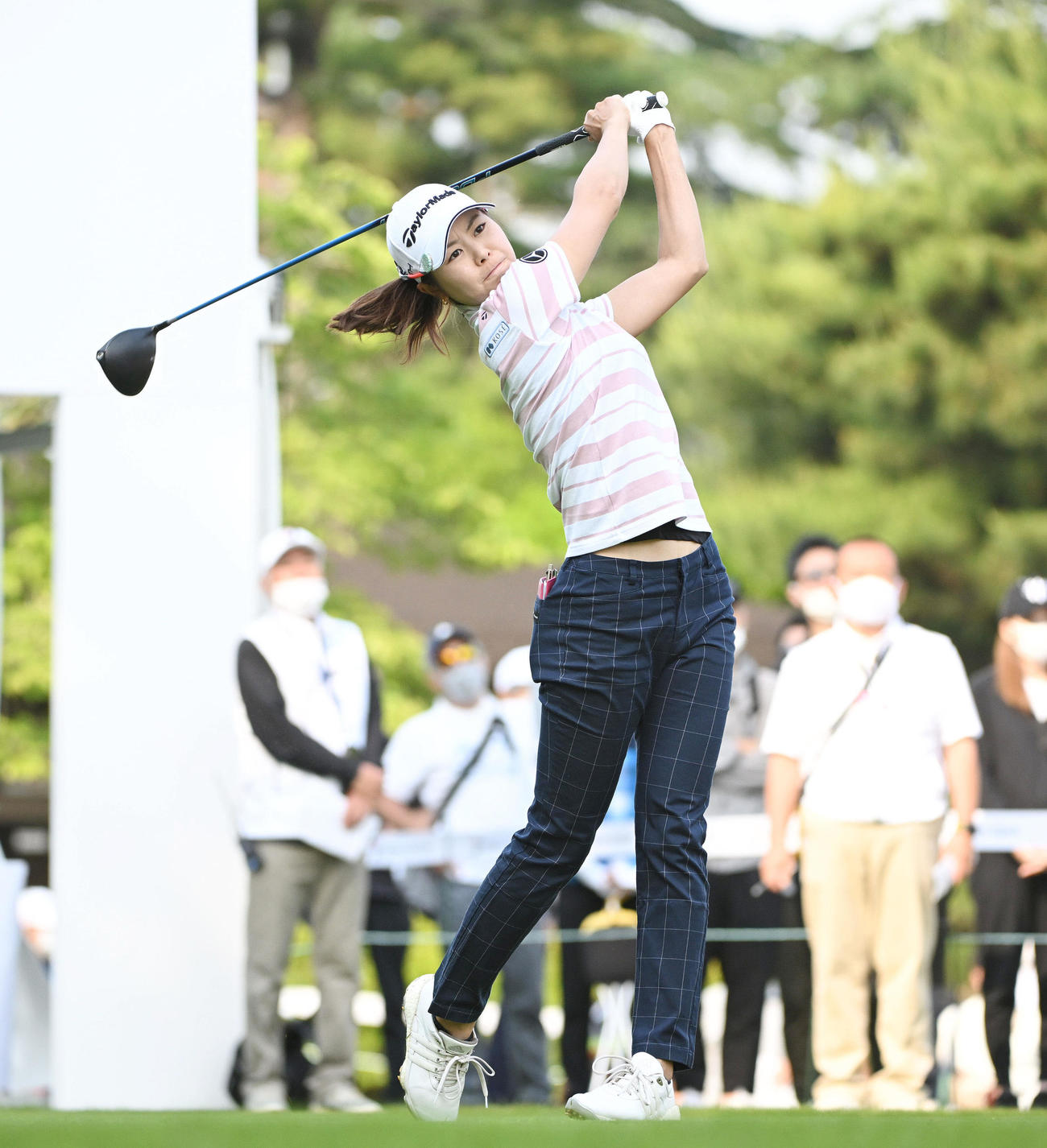 1番、ティーショットを放つ松森（撮影・滝沢徹郎）