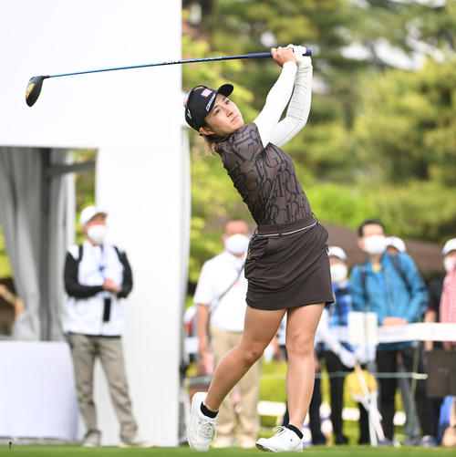 1番、ティーショットを放つ佐久間（撮影・滝沢徹郎）