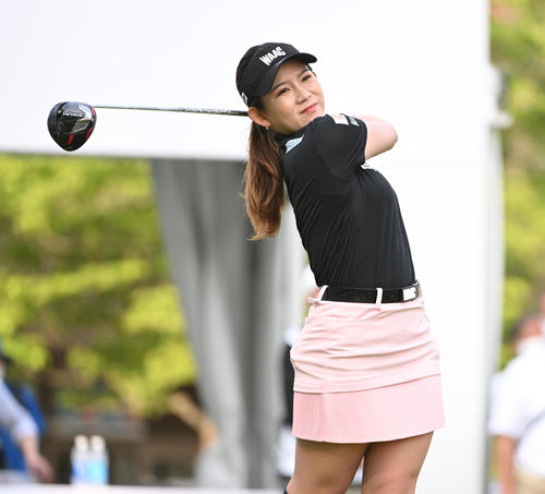 1番、ティーショットを放つ吉本（撮影・滝沢徹郎）