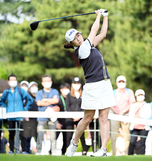 1番、ティーショットを放つ原江（撮影・滝沢徹郎）