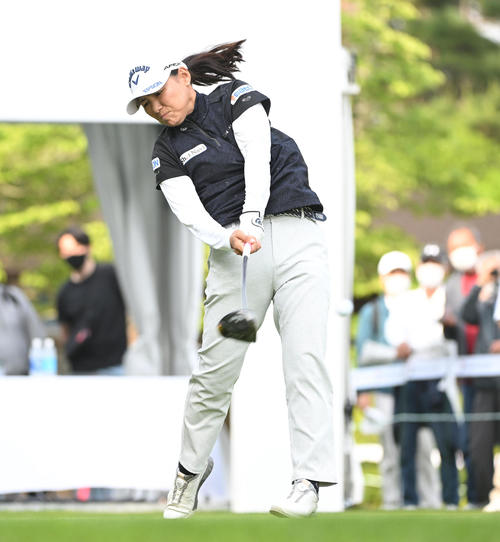 1番、ティーショットを放つ横峯（撮影・滝沢徹郎）