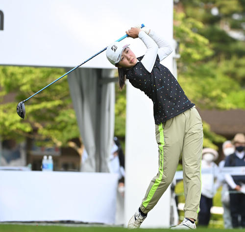 1番、ティーショットを放つ与語（撮影・滝沢徹郎）