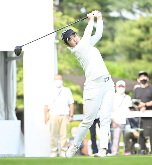 1番、ティーショットを放つ天本（撮影・滝沢徹郎）