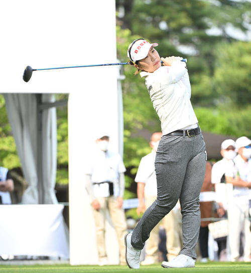 1番、ティーショットを放つ黄（撮影・滝沢徹郎）