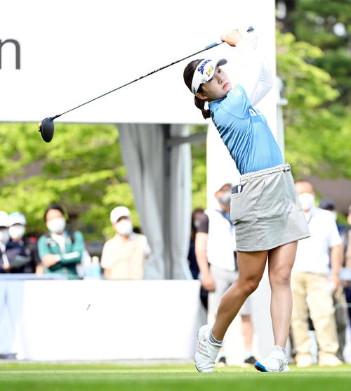 1番、ティーショットを放つ岸部桃子（撮影・滝沢徹郎）