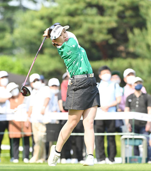 1番、ティーショットを放つ永井（撮影・滝沢徹郎）