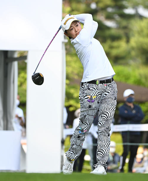 1番、ティーショットを放つ西木（撮影・滝沢徹郎）