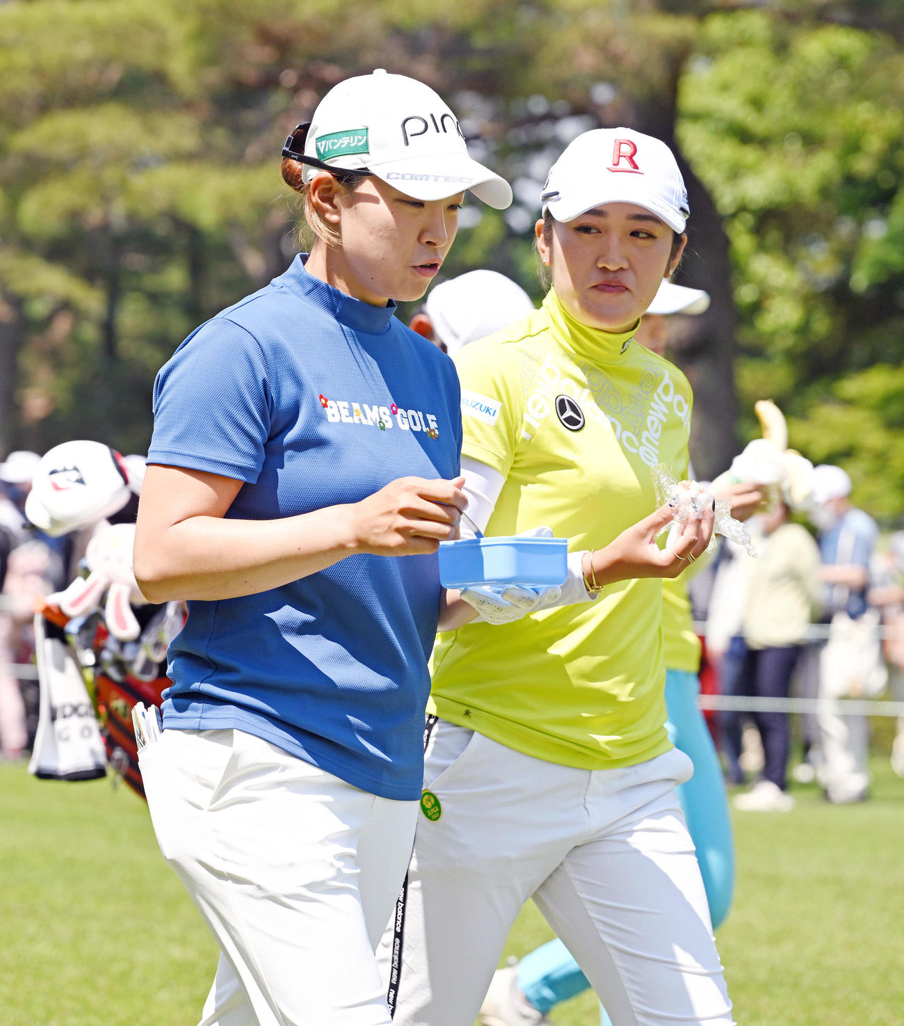 1番、間食を取りながらラウンドする稲見（右）と渋野（撮影・滝沢徹郎）
