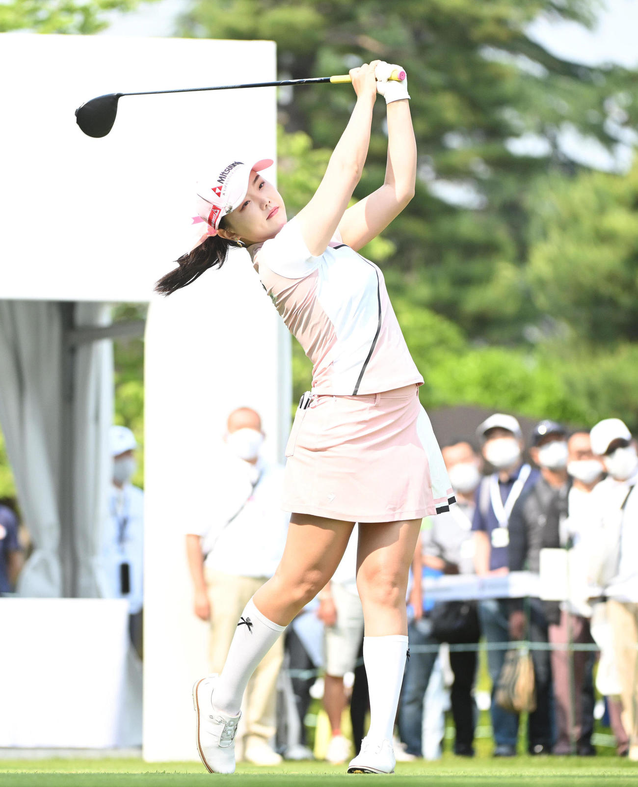 1番、ティーショットを放つセキ・ユウティン（撮影・滝沢徹郎）