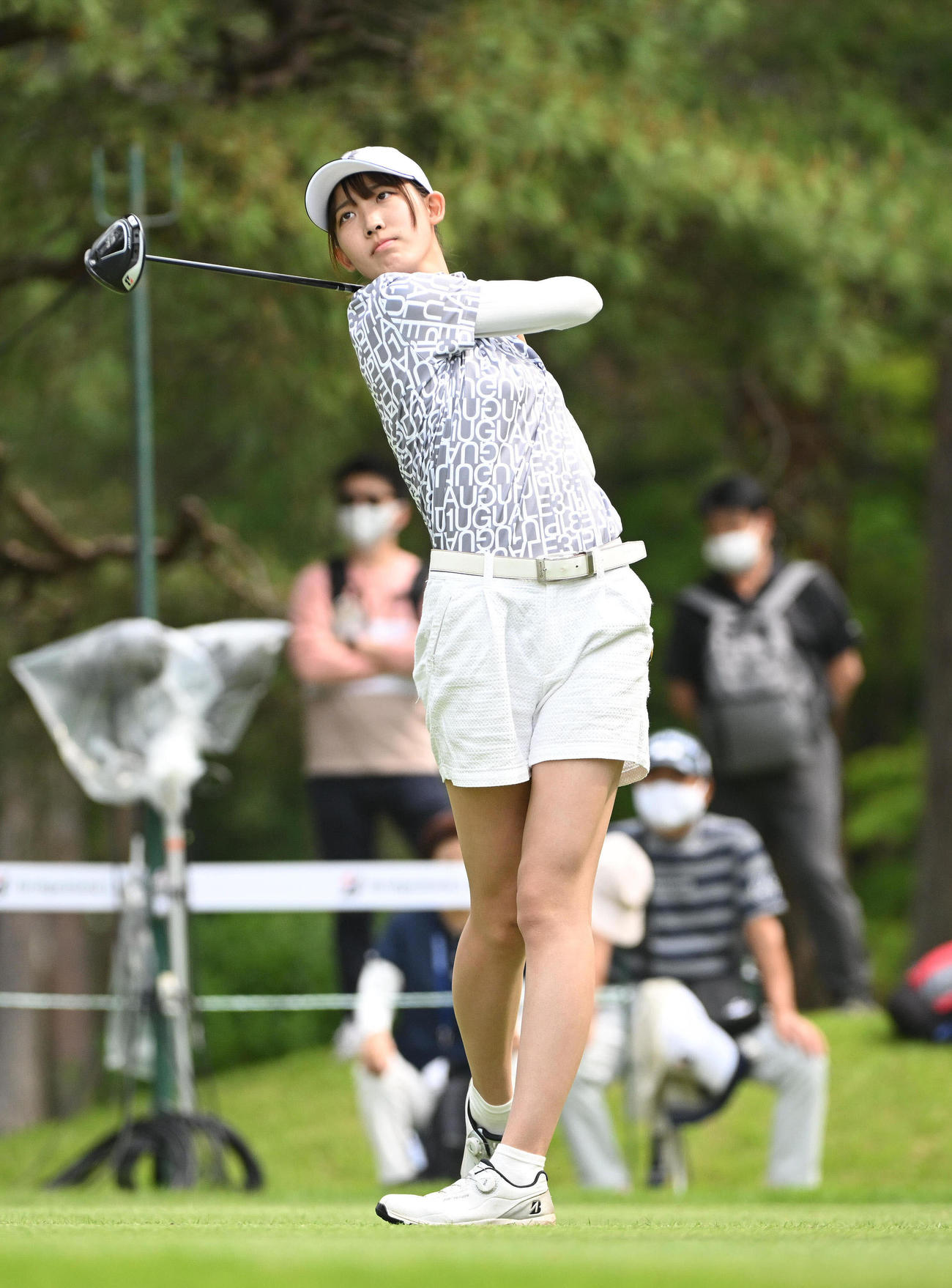 18番、ティーショットを放つ馬場（撮影・滝沢徹郎）