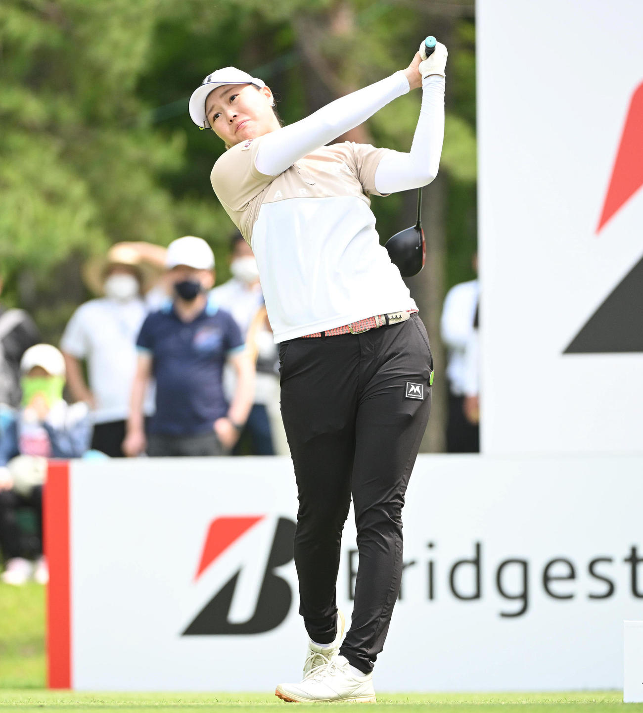 18番、ティーショットを放つ福山（撮影・滝沢徹郎）