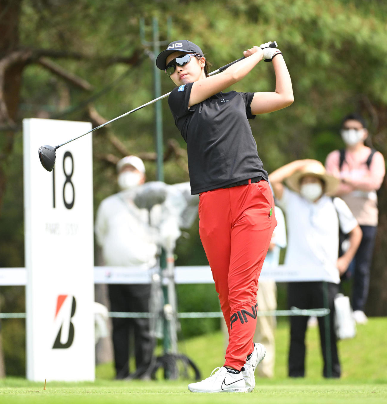 18番、ティーショットを放つ上野（撮影・滝沢徹郎）