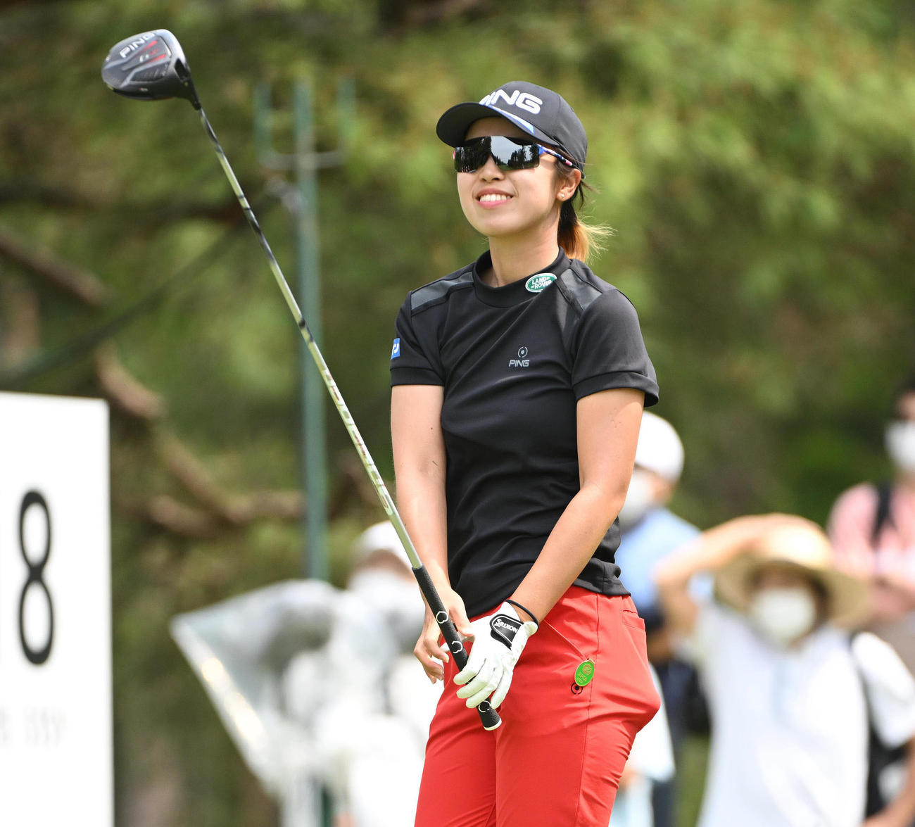 18番、ティーショットを放ち笑顔の上野（撮影・滝沢徹郎）