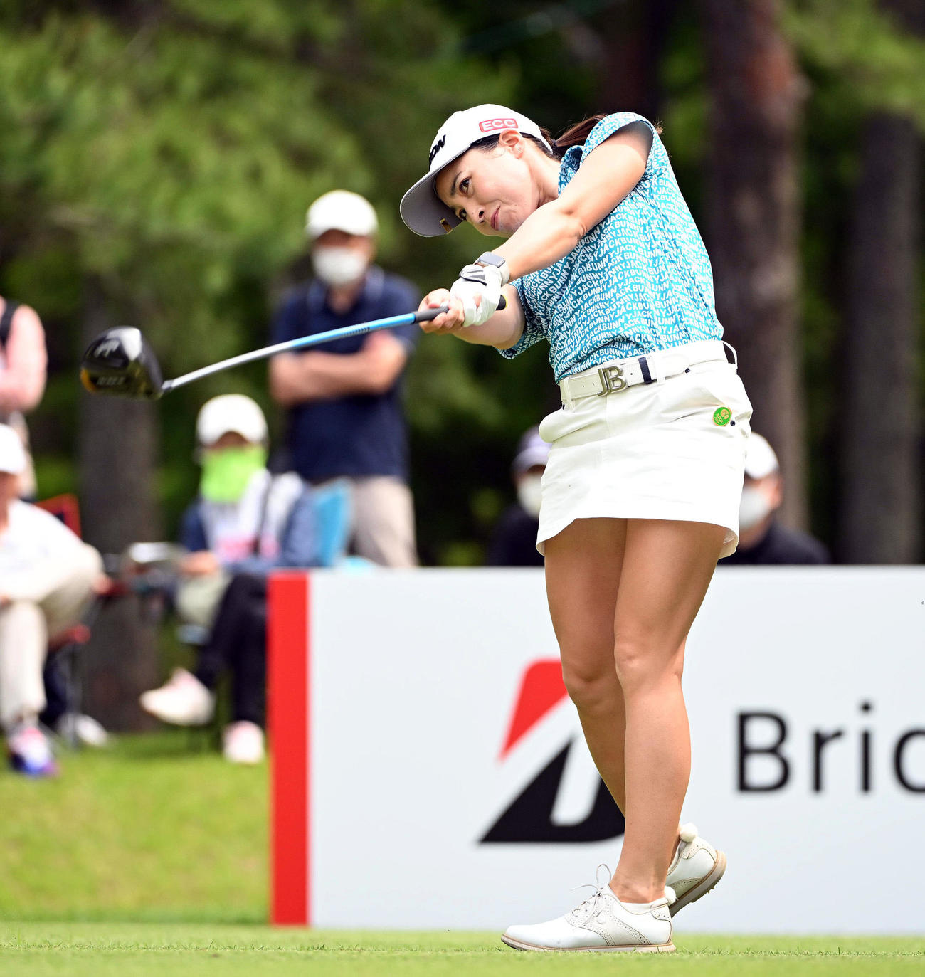 18番、ティーショットを放つ村田（撮影・滝沢徹郎）