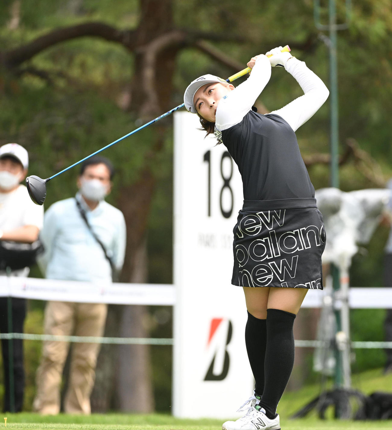 18番、ティーショットを放つ大出瑞月（撮影・滝沢徹郎）