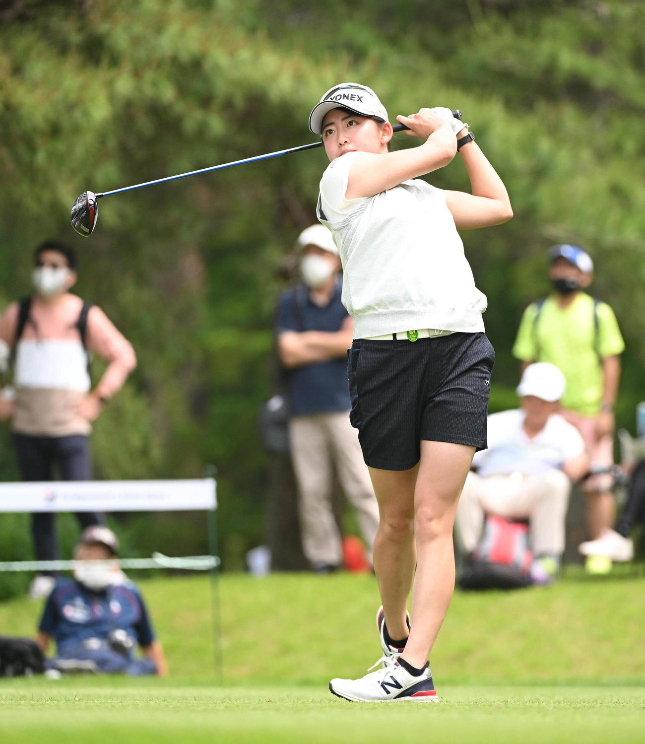 18番、ティーショットを放つ岩井千（撮影・滝沢徹郎）