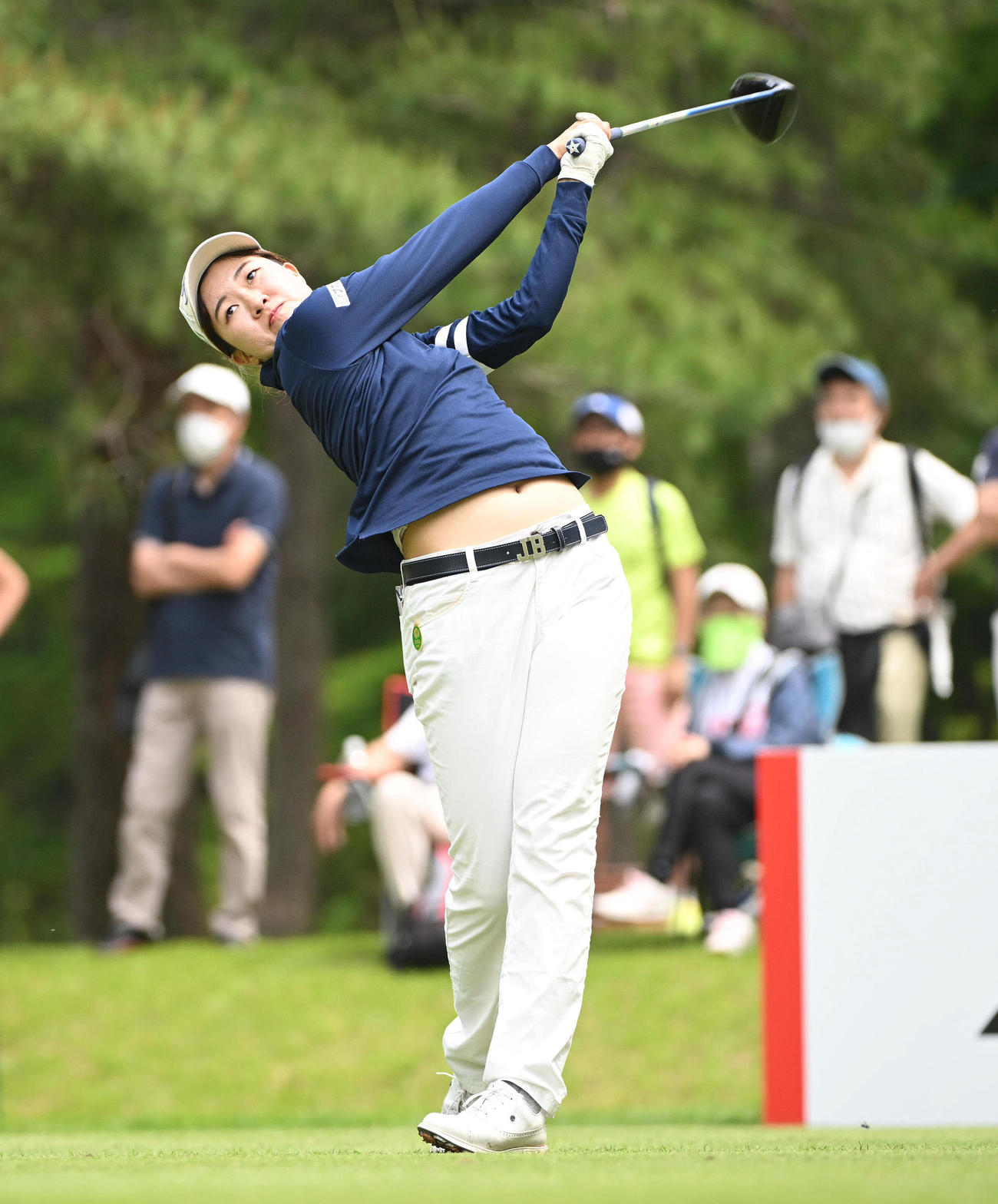 18番、ティーショットを放つ新田（撮影・滝沢徹郎）