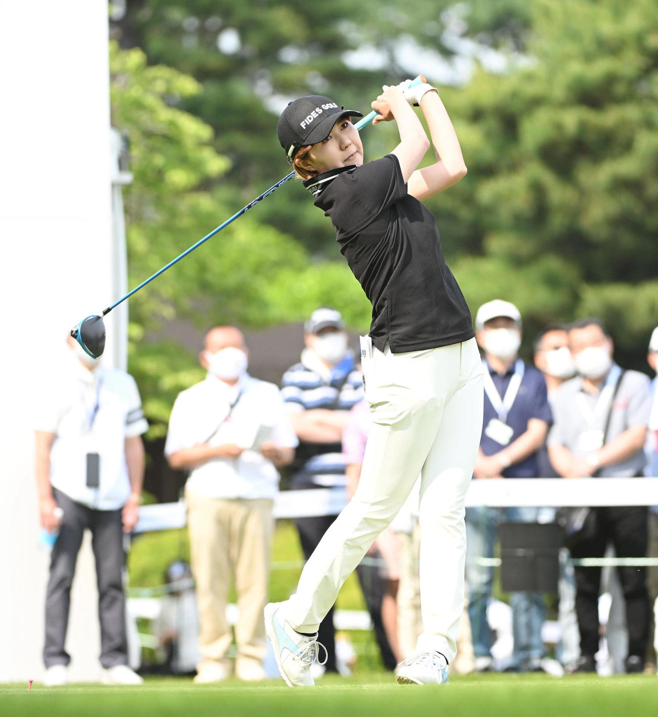 1番、ティーショットを放つ権藤（撮影・滝沢徹郎）