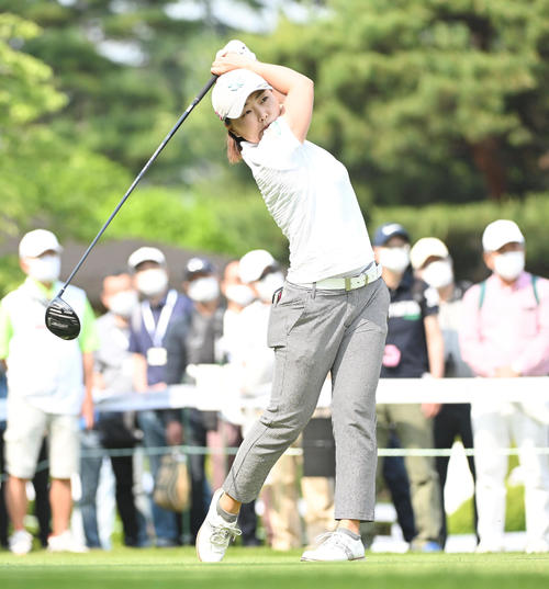 1番、ティーショットを放つ岩橋（撮影・滝沢徹郎）