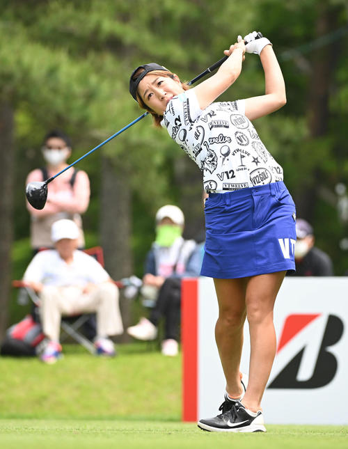18番、ティーショットを放つ藤本麻子（撮影・滝沢徹郎）