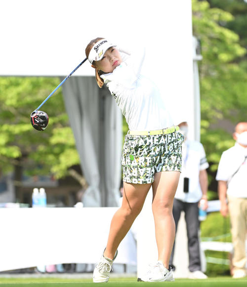 1番、ティーショットを放つ高久（撮影・滝沢徹郎）