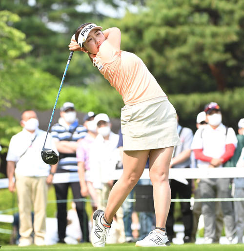 1番、ティーショットを放つ竹山（撮影・滝沢徹郎）