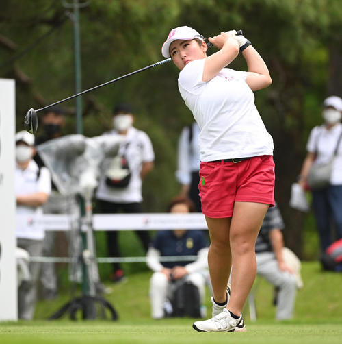 18番、ティーショットを放つ千田（撮影・滝沢徹郎）